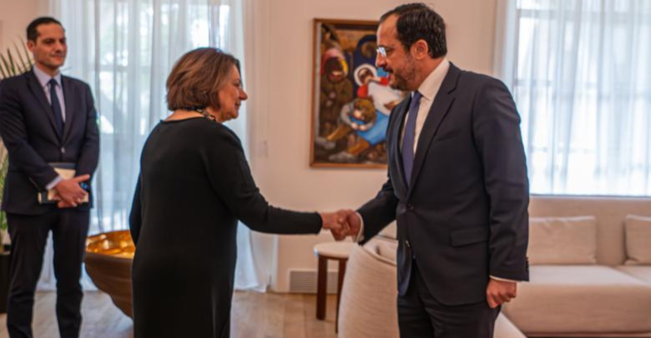 Τα «είπαν» στο δείπνο ΝτιΚάρλο και διαπραγματευτές Τα «είπαν» στο δείπνο ΝτιΚάρλο και διαπραγματευτές