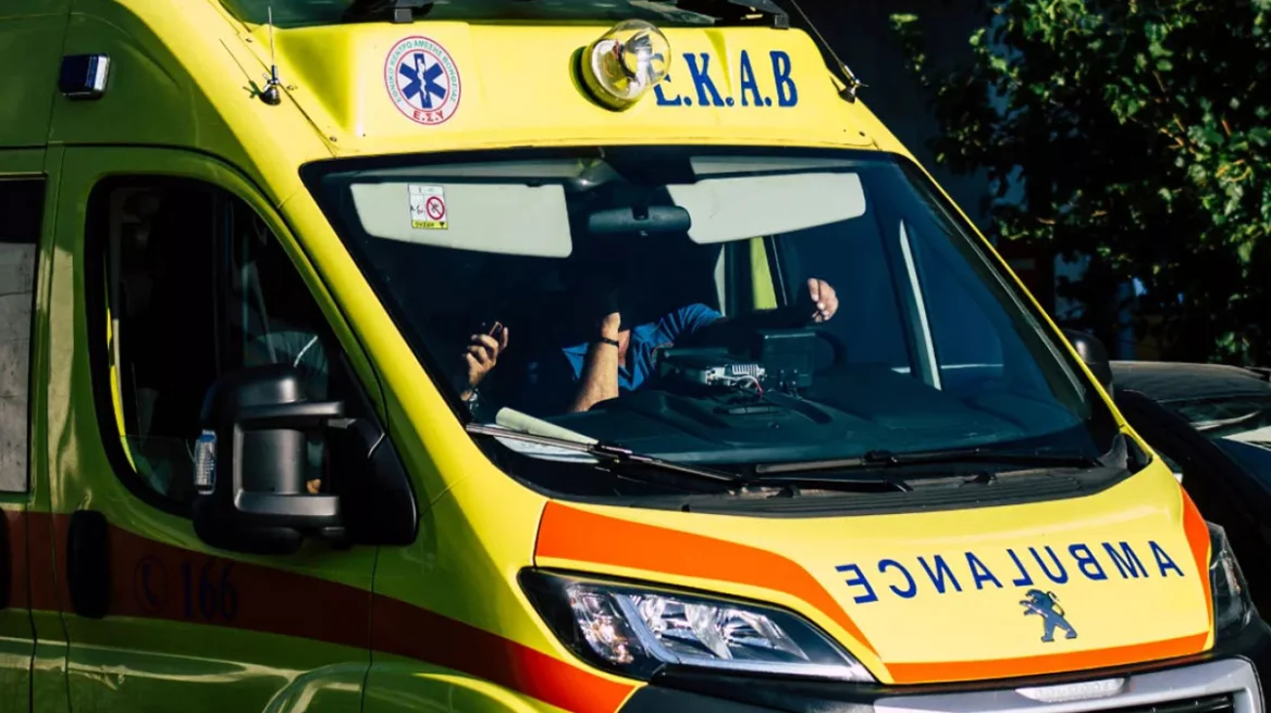 Νεκρή γυναίκα που έπεσε στο κενό από τον 4ο όροφο πολυκατοικίας