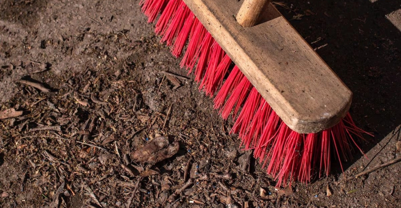 Γιατί «δεν κάνει» να σκουπίζεις τη Μεγάλη Εβδομάδα: Οι δοξασίες των Καθολικών και τι ισχύει στην Kύπρο