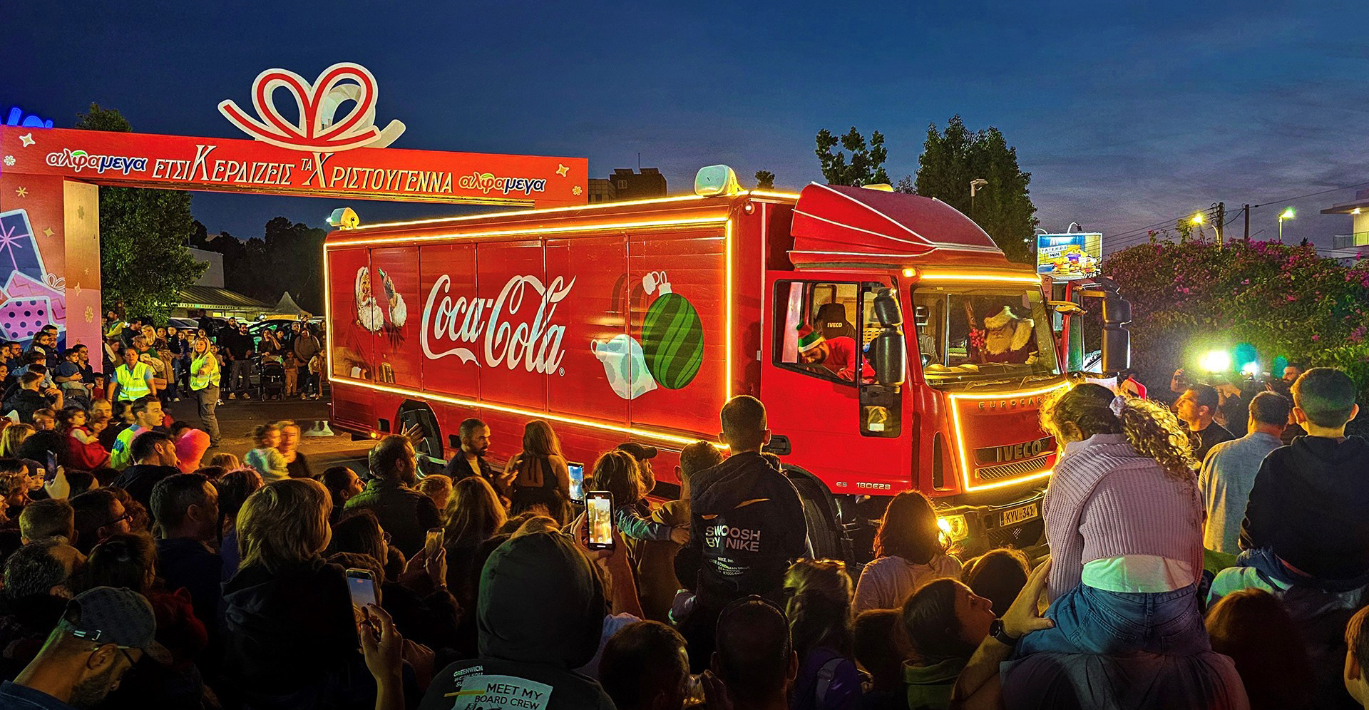 T&omicron; &phi;&omicron;&rho;&tau;&eta;&gamma;ό &tau;&eta;&sigmaf; Coca-Cola &epsilon;&pi;&iota;&sigma;&tau;&rho;έ&phi;&epsilon;&iota;: Έ&nu;&alpha; &tau;&alpha;&xi;ί&delta;&iota; &mu;&alpha;&gamma;&epsilon;ί&alpha;&sigmaf; &kappa;&alpha;&iota; &alpha;&lambda;&lambda;&eta;&lambda;&epsilon;&gamma;&gamma;ύ&eta;&sigmaf; &sigma;&epsilon; ό&lambda;&eta; &tau;&eta;&nu; &Kappa;ύ&pi;&rho;&omicron;