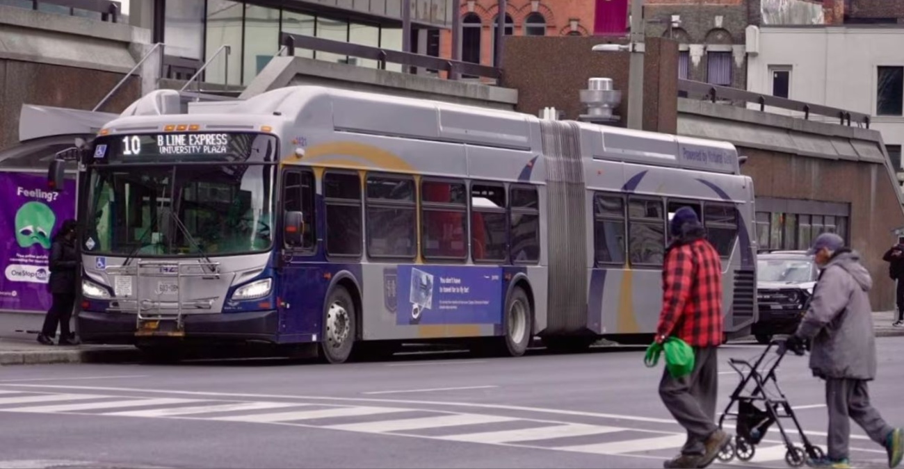 Τύπος σταματά στις στάσεις και κλέβει λεωφορείο – Η Αστυνομία του δίνει συγχαρητήρια