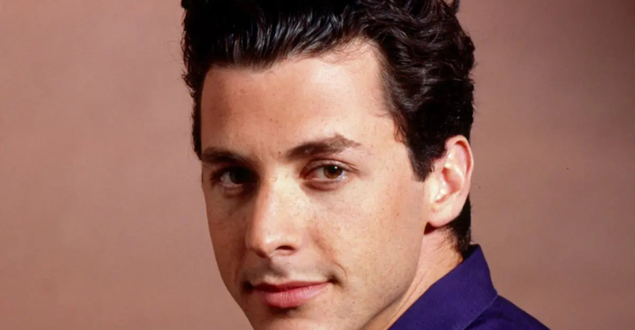 &Nu;&epsilon;&kappa;&rho;ό&sigmaf; &sigma;&tau;&alpha; 60 έ&tau;&eta; &omicron; &gamma;&nu;&omega;&sigma;&tau;ό&sigmaf; &eta;&theta;&omicron;&pi;&omicron;&iota;ό&sigmaf; &Kappa;ό&rho;&epsilon;ϊ &Pi;ά&rho;&kappa;&epsilon;&rho; &alpha;&pi;ό &tau;&omicron; &laquo;Will Grace&raquo;