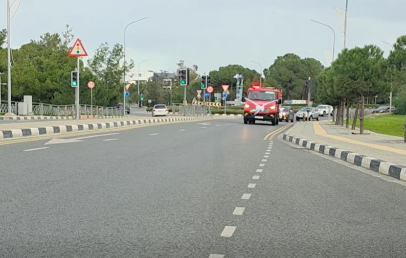 Με πυροσβεστικό όχημα Κύπριος εθελοντής έφτασε στην εκκλησία για να παντρευτεί – Δείτε βίντεο