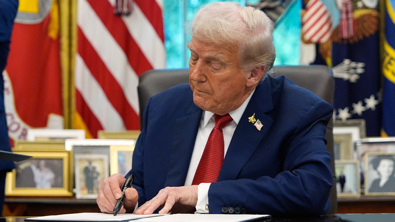 Έρευνα στην Ελβετία για τα πολυτελή δώρα επιχειρηματιών στον Τραμπ