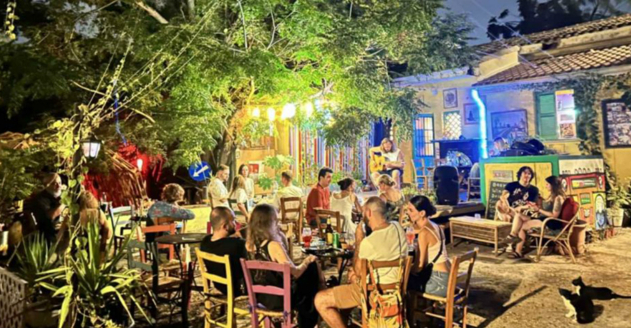 Ένα μυστικό κήπο-μπαρ στην καρδιά της Λευκωσίας Ένα μυστικό κήπο-μπαρ στην καρδιά της Λευκωσίας