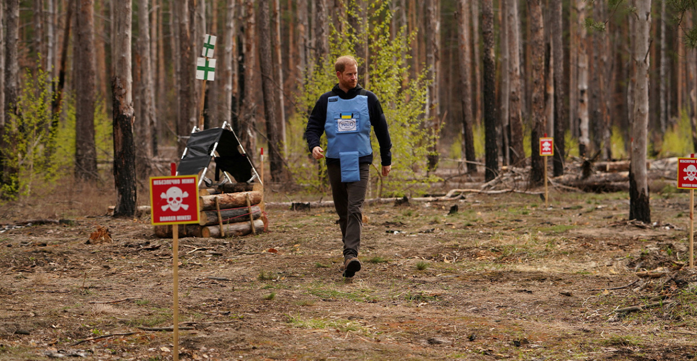 Ο Χάρι στα βήματα της Νταϊάνας - Περπάτησε μέσα σε ναρκοπέδιο, όπως η μητέρα του πριν 30 χρόνια