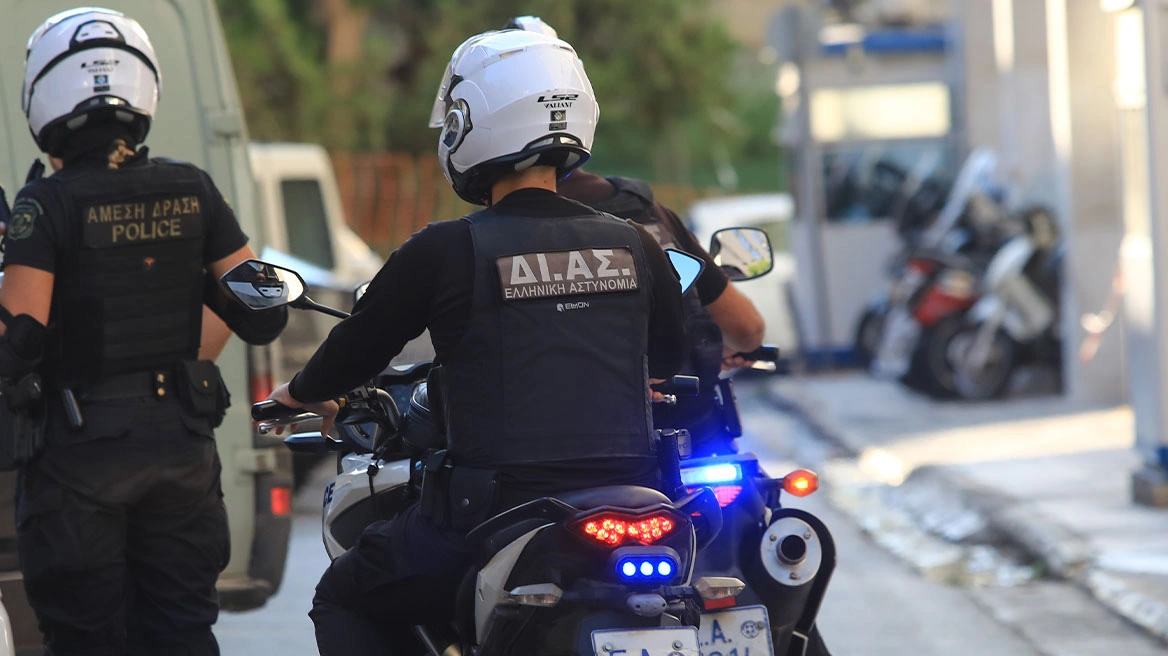 61χρονος σκότωσε τους γονείς του με ψαλίδι