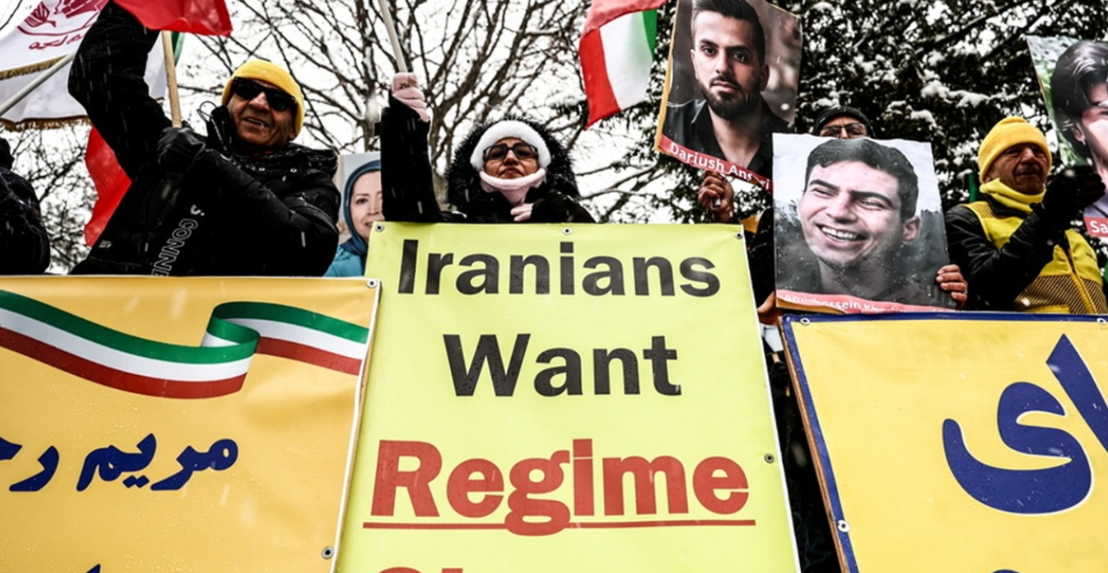 Μεγάλες διαδηλώσεις, πολίτης έριξε αυτοκίνητο πάνω σε αστυνομικούς, χωρίς Ίντερνετ η χώρα