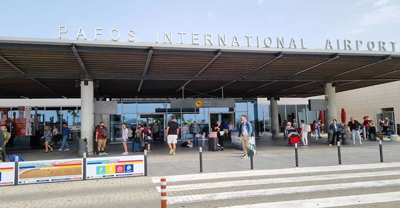«Τσάκωσαν» 44χρονο Βρετάνο με αδασμολόγητα καπνικά προϊόντα στο αεροδρόμιο Πάφου - Του φόρεσαν χειροπέδες