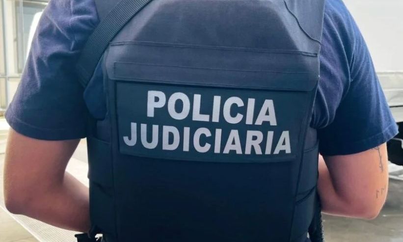 Ά&gamma;&rho;&iota;&omicron; έ&gamma;&kappa;&lambda;&eta;&mu;&alpha; &sigma;&tau;&eta;&nu; &Pi;&omicron;&rho;&tau;&omicron;&gamma;&alpha;&lambda;ί&alpha; - &Sigma;&alpha;&tau;&alpha;&nu;&iota;&kappa;ό &zeta;&epsilon;&upsilon;&gamma;ά&rho;&iota; &delta;&omicron;&lambda;&omicron;&phi;ό&nu;&eta;&sigma;&epsilon; &tau;&omicron;&nu; &pi;&rho;ώ&eta;&nu; &tau;&eta;&sigmaf; &kappa;ό&rho;&eta;&sigmaf; &tau;&omicron;&upsilon;