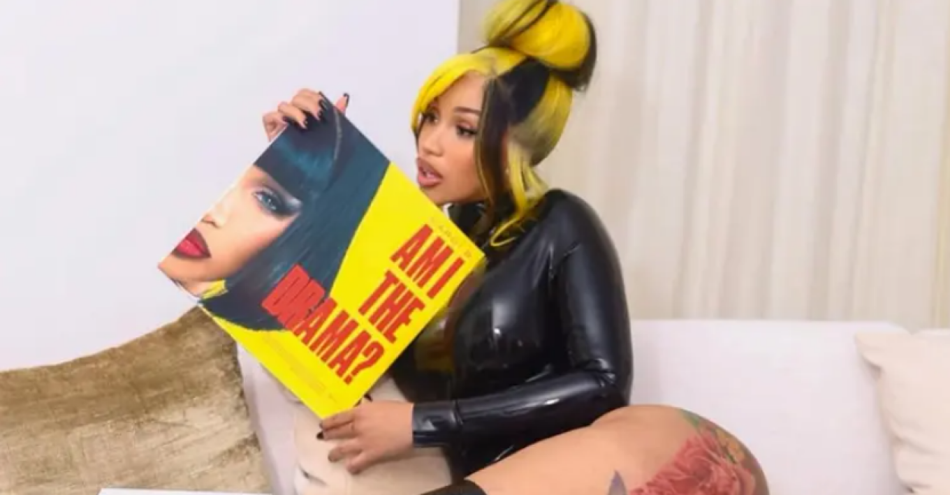 Η Cardi B με αποκαλυπτικό βινύλ κορμάκι για το εξώφυλλο του νέου της άλμπουμ Η Cardi B με αποκαλυπτικό βινύλ κορμάκι για το εξώφυλλο του νέου της άλμπουμ