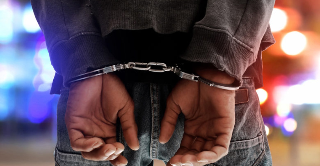 Χειροπέδες σε 23χρονο - Συνελήφθη για εμπρησμό αυτοκινήτου