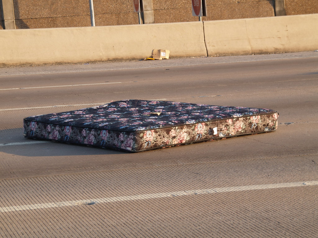 Εν κινήσει… «υπνοδωμάτιο» σε δρόμο της Λεμεσού – Με μαξιλάρι ένα… σακί – Δείτε βίντεο