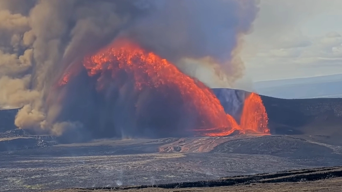 Εντυπωσιακές εικόνες από τη νέα έκρηξη του ηφαιστείου Κιλαουέα στη Χαβάη – Η λάβα έφτασε τα 30 μέτρα