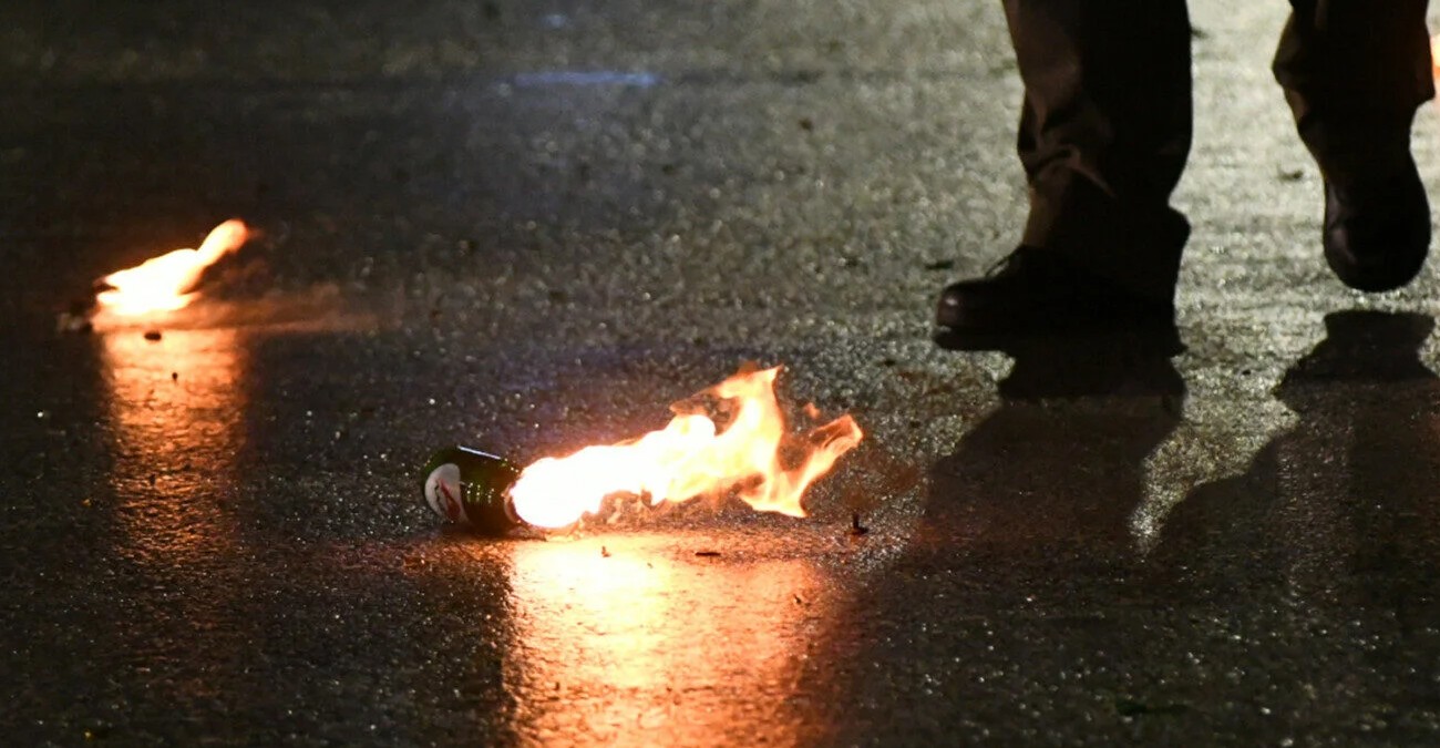 Έριξαν μολότοφ κατά οικίας: Βλέπουν διαφορές με την κόρη του ιδιοκτήτη οι Αρχές, ένταλμα σύλληψης για δύο ανήλικους