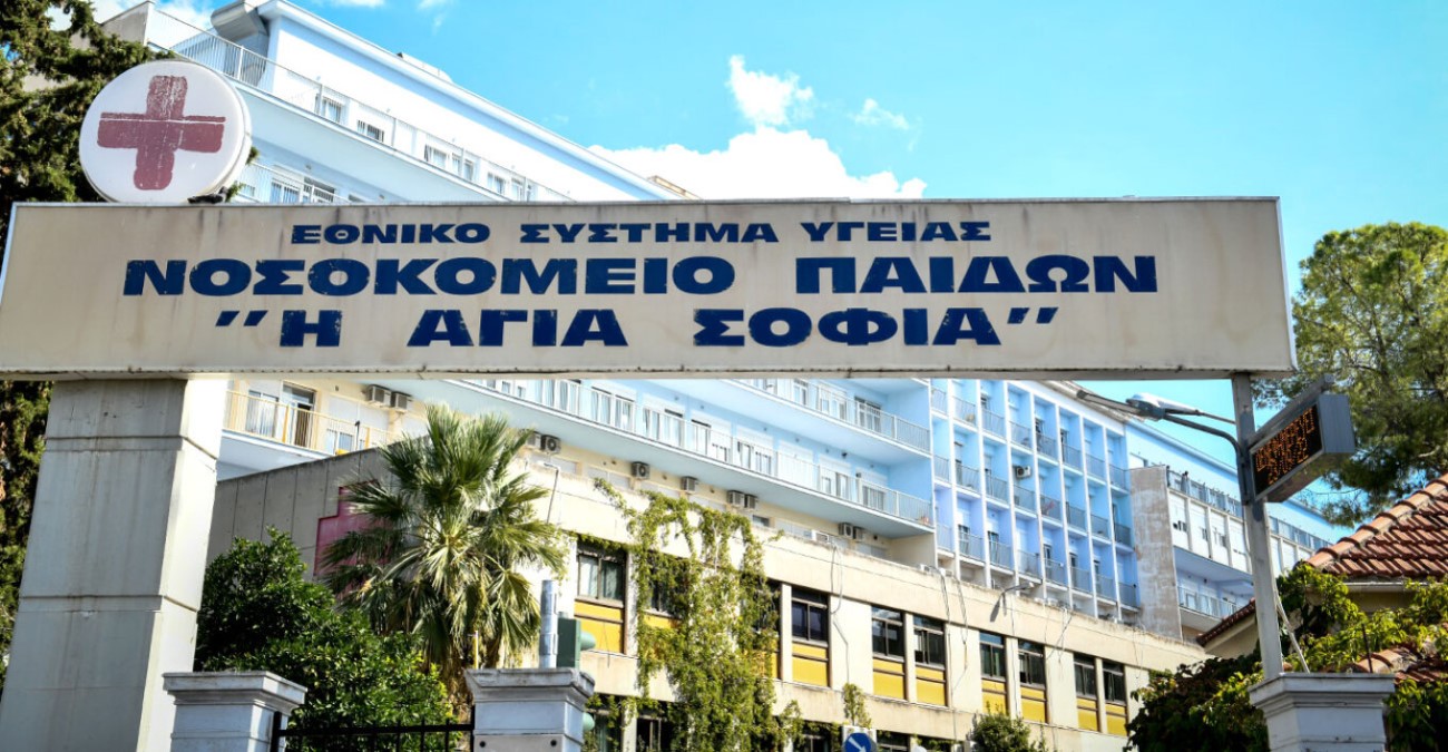 Ελλάδα: Αντιμετωπίστηκε η εγκεφαλική αιμορραγία του 14χρονου που κατέρρευσε ενώ έλεγε τα κάλαντα - Παραμένει διασωληνωμένος