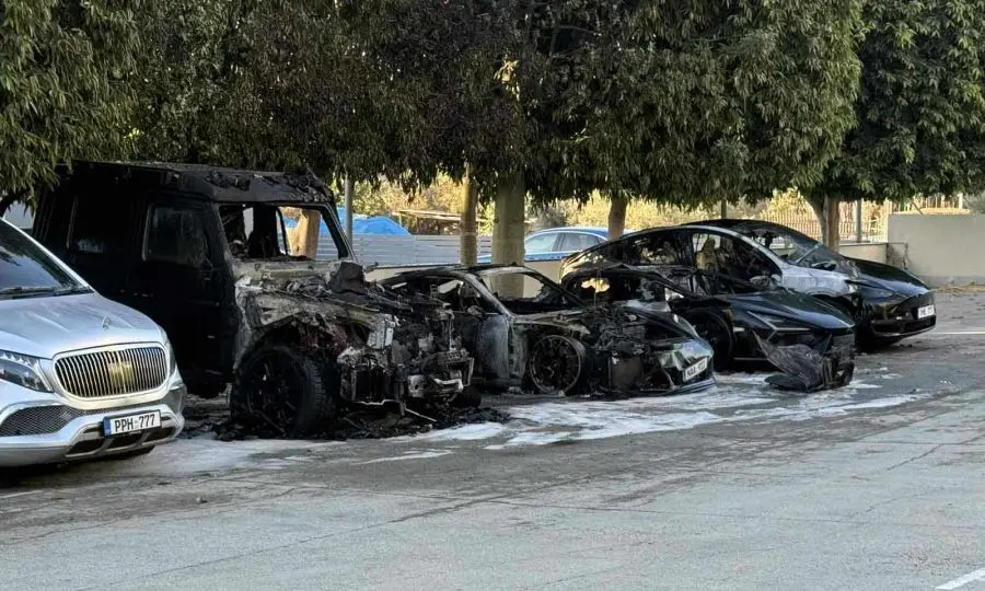 Εμπρησμός οχημάτων: Βίντεο στα χέρια των Αρχών – Κατέγραψε τον εμπρηστή