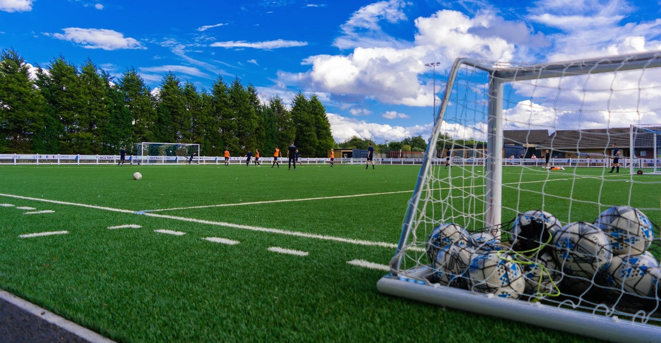 Σοβαρό περιστατικό σε γήπεδο: Τι ισχυρίστηκε ο πατέρας του ανήλικου - Έτρεξε να προστατέψει το παιδί του