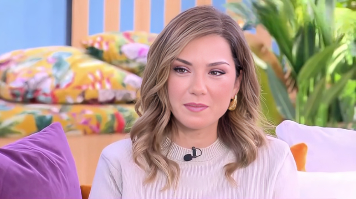 Μετά τον έναν χρόνο σχέσης της είπα ότι θα μείνουμε όλοι μαζί Μετά τον έναν χρόνο σχέσης της είπα ότι θα μείνουμε όλοι μαζί