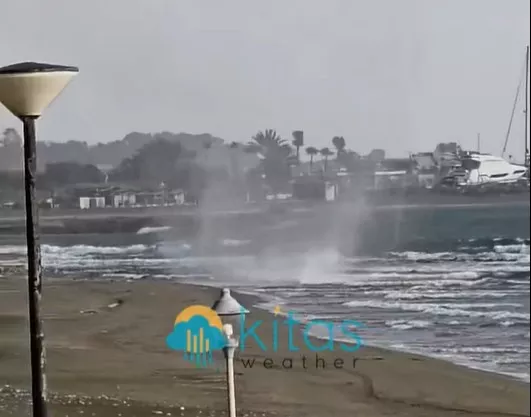 VIDEO: Υδροστρόβιλος κοντά σε ξενοδοχείο στη Λεμεσό