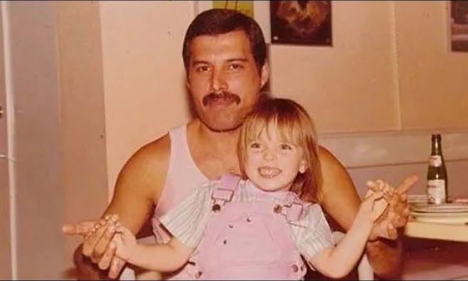 &Pi;έ&theta;&alpha;&nu;&epsilon; &eta; &kappa;&rho;&upsilon;&phi;ή &kappa;ό&rho;&eta; &tau;&omicron;&upsilon; &Phi;&rho;έ&nu;&tau;&iota; &Mu;έ&rho;&kappa;&iota;&omicron;&upsilon;&rho;&iota; &sigma;&epsilon; &eta;&lambda;&iota;&kappa;ί&alpha; 48 &chi;&rho;ό&nu;&omega;&nu; - &Pi;&omicron;&iota;&alpha; ή&tau;&alpha;&nu;