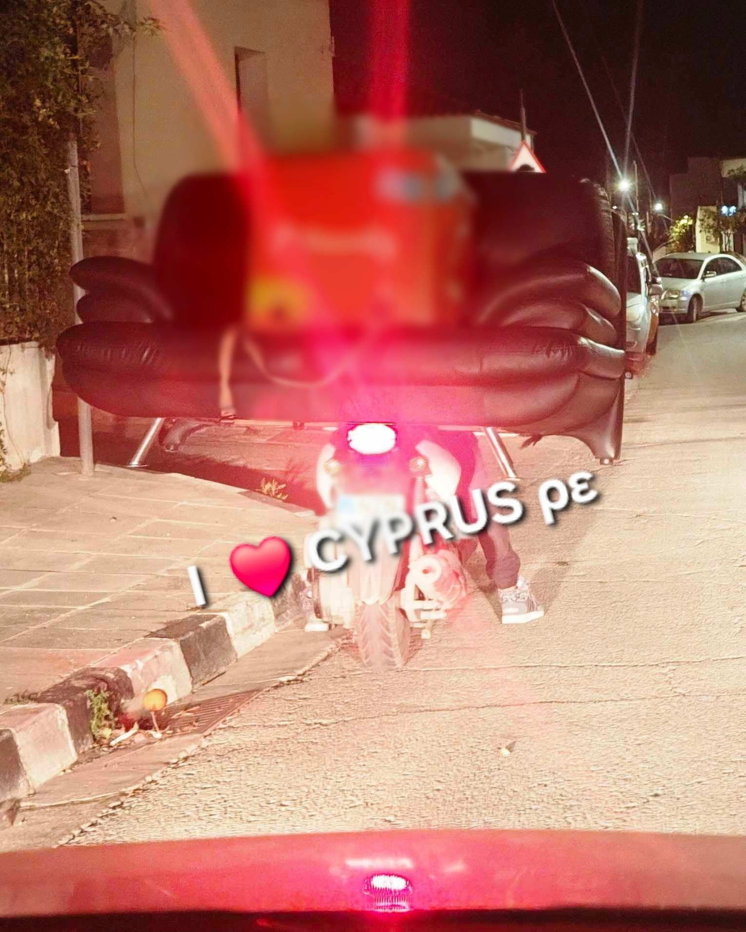 Τι βλέπουν τα μάτια μας… Μετέτρεψε τη μοτοσικλέτα σε… διπλοκάμπινο – Φόρτωσε ολόκληρο καναπέ