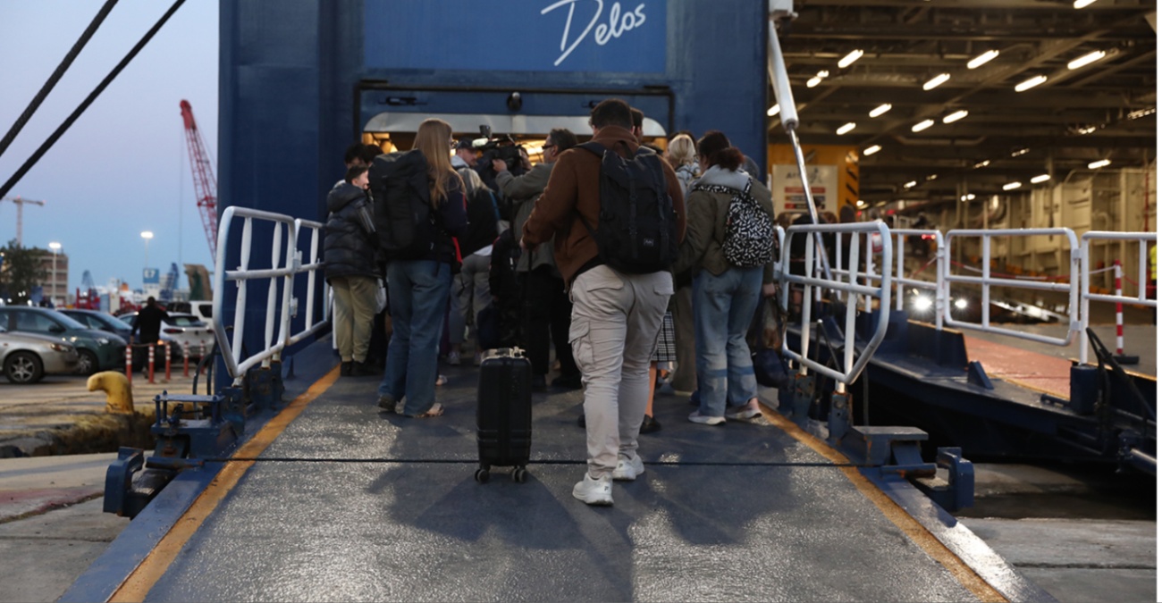 Φεύγουν οι εκδρομείς του Πάσχα για τα ελληνικά νησιά - Αυξημένη κίνηση στα λιμάνια