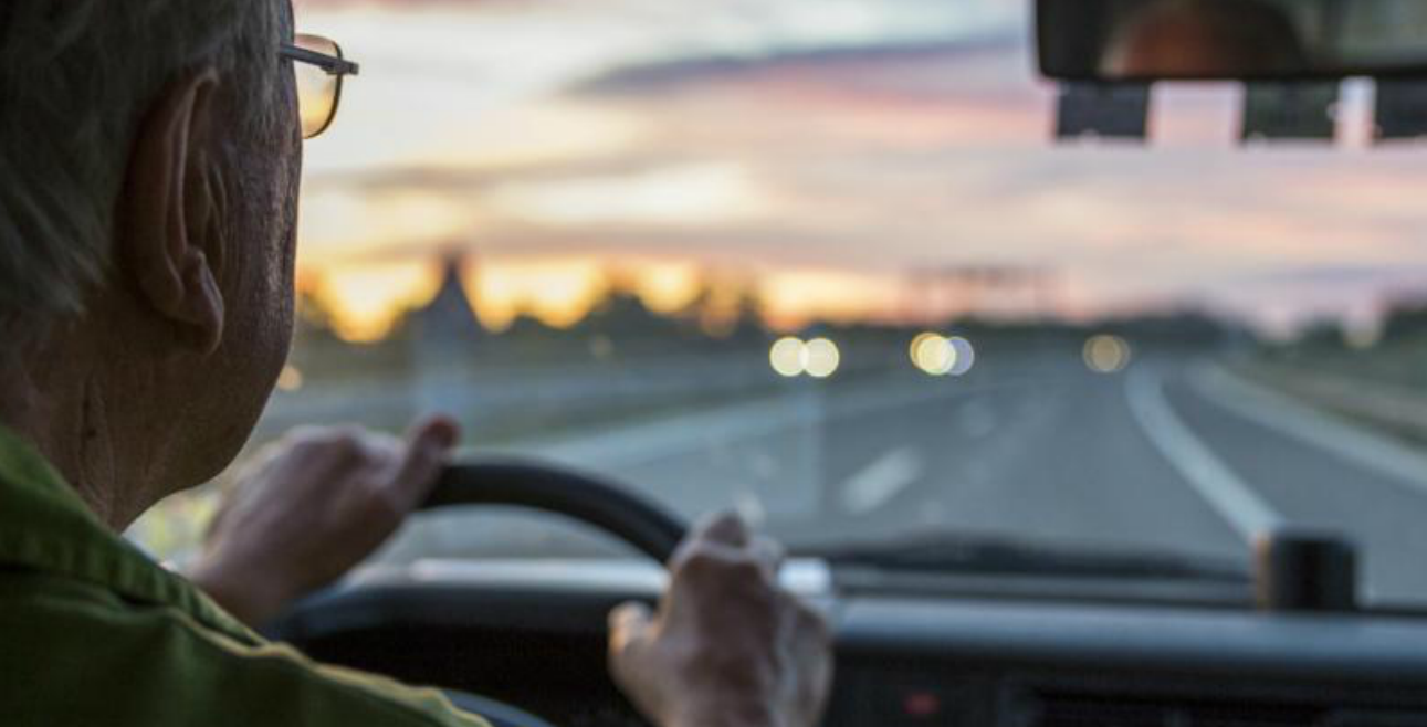 Βίντεο: Οργή από ηλικιωμένους για τα ασφάλιστρα από «χρυσάφι» – «Ηλιακιακός ρατσισμός»