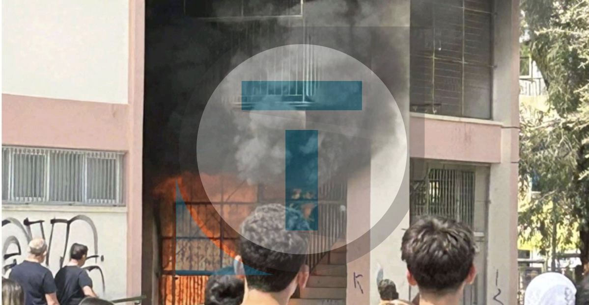 Ξέσπασε φωτιά σε Γυμνάσιο, βγήκαν έξω οι μαθητές – Δείτε φωτογραφία
