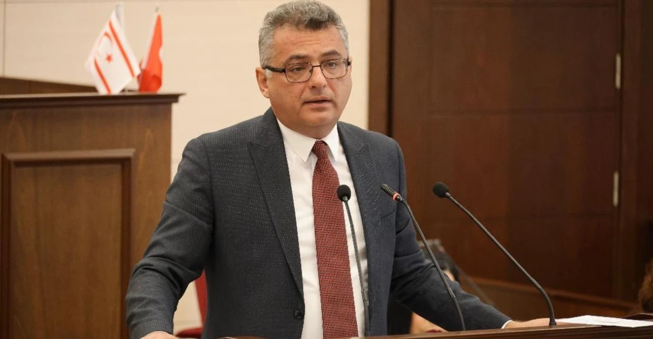 Yπόσχεται οτι θα ακολουθεί τις πρόνοιες του «συντάγματος» Yπόσχεται οτι θα ακολουθεί τις πρόνοιες του «συντάγματος»