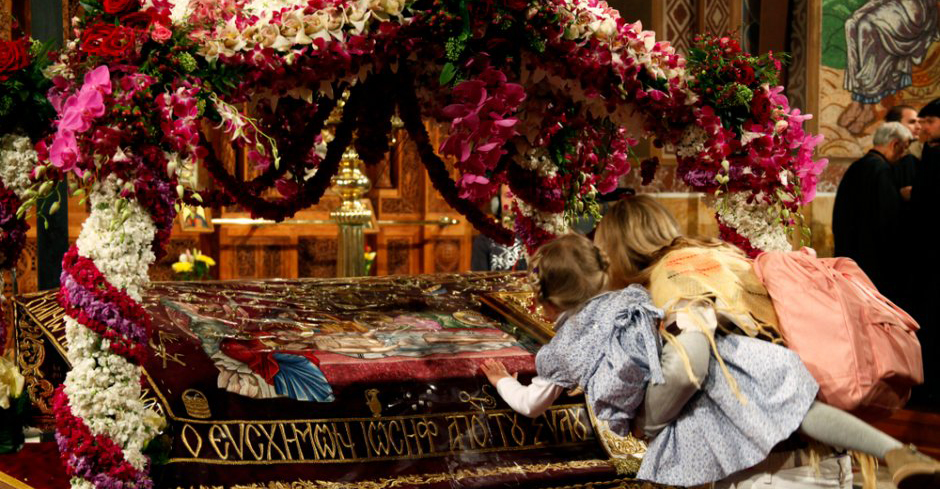 &Mu;&epsilon;&gamma;ά&lambda;&eta; &Pi;&alpha;&rho;&alpha;&sigma;&kappa;&epsilon;&upsilon;ή: &Eta; &kappa;&omicron;&rho;ύ&phi;&omega;&sigma;&eta; &tau;&omicron;&upsilon; &Theta;&epsilon;ί&omicron;&upsilon; &Delta;&rho;ά&mu;&alpha;&tau;&omicron;&sigmaf; &ndash; &Tau;&alpha; έ&theta;&iota;&mu;&alpha;, &eta; &Alpha;&pi;&omicron;&kappa;&alpha;&theta;ή&lambda;&omega;&sigma;&eta; &kappa;&alpha;&iota; &omicron;&iota; &mu;&epsilon;&gamma;ά&lambda;&epsilon;&sigmaf; &sigma;&upsilon;&nu;&alpha;&nu;&tau;ή&sigma;&epsilon;&iota;&sigmaf; &Epsilon;&pi;&iota;&tau;&alpha;&phi;ί&omega;&nu;