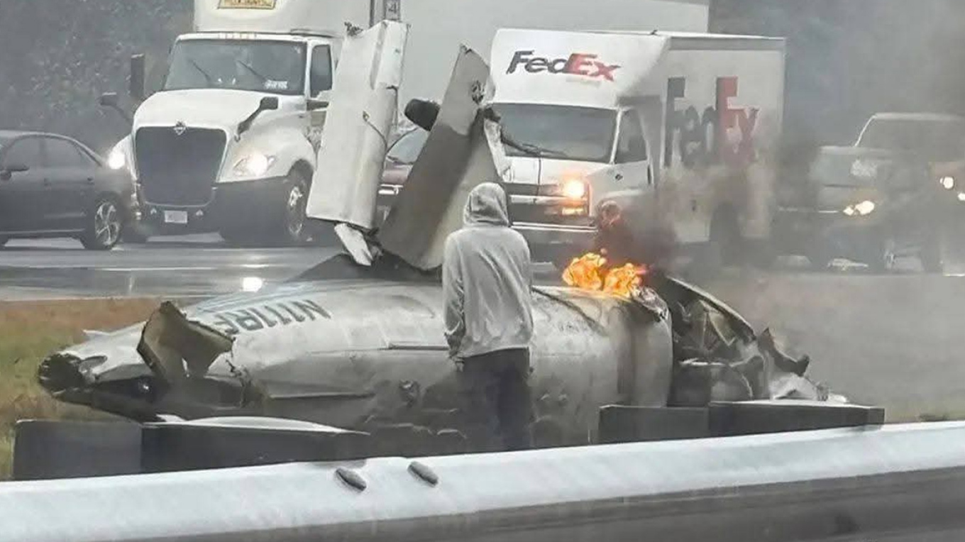 Αεροπλάνο συνετρίβη σε αυτοκινητόδρομο στη Μασαχουσέτη Αεροπλάνο συνετρίβη σε αυτοκινητόδρομο στη Μασαχουσέτη