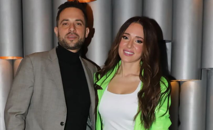 &Kappa;&alpha;&lambda;&omicron;&mu;&omicron;ί&rho;&alpha;: &Eta; &phi;&omega;&tau;&omicron;&gamma;&rho;&alpha;&phi;ί&alpha; &pi;&omicron;&upsilon; &delta;&eta;&mu;&omicron;&sigma;ί&epsilon;&upsilon;&sigma;&epsilon; &omicron; &sigma;ύ&zeta;&upsilon;&gamma;ό&sigmaf; &tau;&eta;&sigmaf;, &Gamma;&iota;ώ&rho;&gamma;&omicron;&sigmaf; &Mu;&pi;&omicron;ύ&sigma;&alpha;&lambda;&eta;&sigmaf; &gamma;&iota;&alpha; &tau;&alpha; &gamma;&epsilon;&nu;έ&theta;&lambda;&iota;ά &tau;&eta;&sigmaf; &kappa;&alpha;&iota; &tau;&omicron; &delta;&eta;&mu;ό&sigma;&iota;&omicron; &laquo;&Sigma; &alpha;&gamma;&alpha;&pi;ώ&raquo;