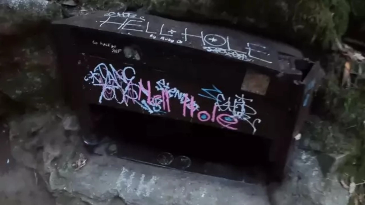 Δύο αδέλφια μπήκαν στην «τρύπα της κόλασης» και σοκαρίστηκαν με όσα βρήκαν εκεί