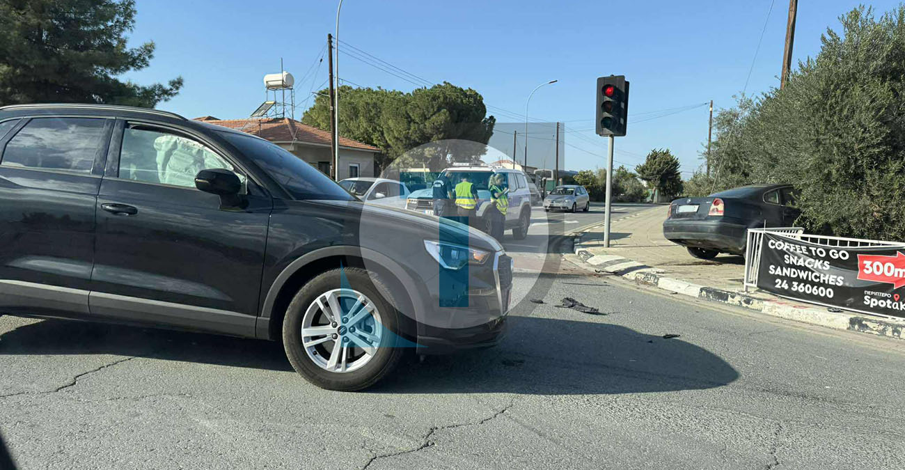 Τροχαίο ατύχημα με δύο οχήματα κοντά σε κυκλικό κόμβο