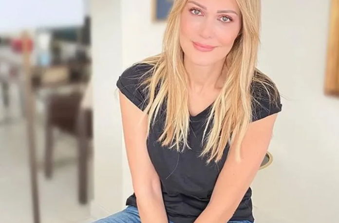 Ξανά ερωτευμένη! Ο επιχειρηματίας που βρίσκεται διακριτικά στο πλευρό της