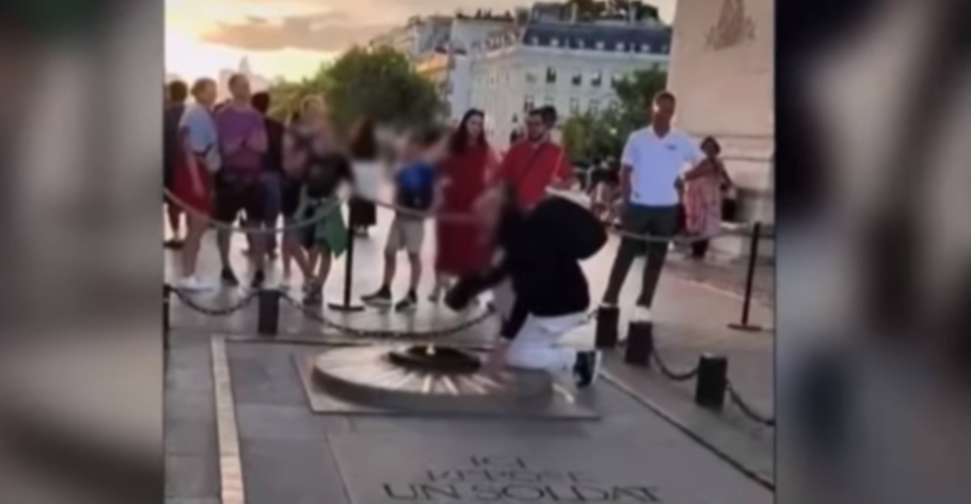 Υπό κράτηση άνδρας που άναψε το τσιγάρο του από τη φλόγα του Άγνωστου Στρατιώτη Υπό κράτηση άνδρας που άναψε το τσιγάρο του από τη φλόγα του Άγνωστου Στρατιώτη