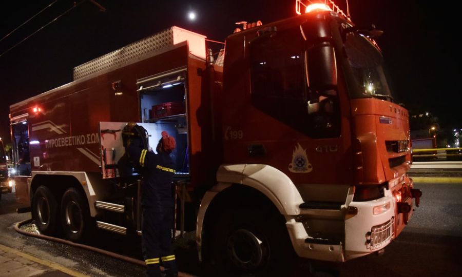 VIDEO - Συναγερμός στη Λεμεσό: Όχημα τυλίχθηκε στις φλόγες - Αυξημένη κίνηση σε πολυσύχναστη περιοχή