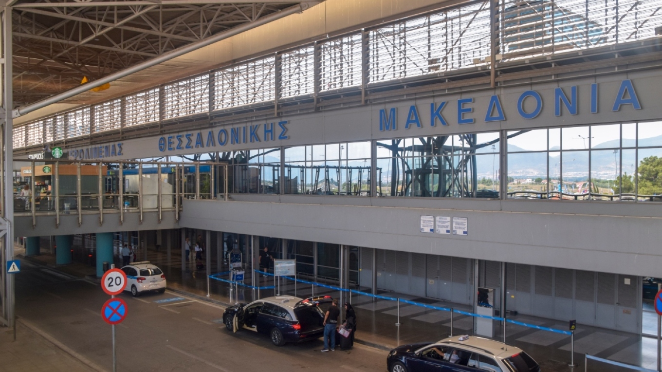 &laquo;Ή&mu;&omicron;&upsilon;&nu; &pi;&omicron;&lambda;ύ &mu;&epsilon;&theta;&upsilon;&sigma;&mu;έ&nu;&omicron;&sigmaf;&raquo;, &pi;&alpha;&rho;&alpha;&delta;έ&chi;&theta;&eta;&kappa;&epsilon; &omicron; 42&chi;&rho;&omicron;&nu;&omicron;&sigmaf; Ά&gamma;&gamma;&lambda;&omicron;&sigmaf; &pi;&omicron;&upsilon; &upsilon;&pi;&omicron;&chi;&rho;έ&omega;&sigma;&epsilon; &tau;&omicron; &alpha;&epsilon;&rho;&omicron;&pi;&lambda;ά&nu;&omicron; &sigma;&epsilon; &alpha;&nu;&alpha;&gamma;&kappa;&alpha;&sigma;&tau;&iota;&kappa;ή &pi;&rho;&omicron;&sigma;&gamma;&epsilon;ί&omega;&sigma;&eta; &sigma;&tau;&omicron; &laquo;&Mu;&alpha;&kappa;&epsilon;&delta;&omicron;&nu;ί&alpha;&raquo;