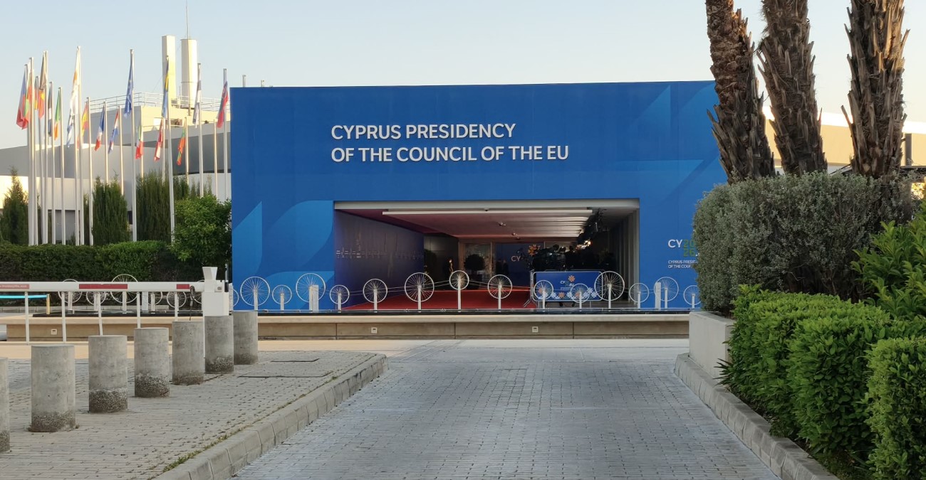 &Tau;ί&mu;&eta;&sigma;&alpha;&nu; &tau;&omicron; &kappa;&upsilon;&pi;&rho;&iota;&alpha;&kappa;ό &phi;&alpha;&gamma;&eta;&tau;ό &omicron;&iota; &epsilon;&pi;&iota;&sigma;&kappa;έ&pi;&tau;&epsilon;&sigmaf; &sigma;&tau;&eta;&nu; Ά&tau;&upsilon;&pi;&eta; &Sigma;ύ&nu;&omicron;&delta;&omicron; &ndash; &Tau;&iota; &tau;&omicron;&upsilon;&sigmaf; &tau;&alpha;ΐ&sigma;&alpha;&mu;&epsilon; &ndash; &Delta;&epsilon;ί&tau;&epsilon; &phi;&omega;&tau;&omicron;&gamma;&rho;&alpha;&phi;ί&epsilon;&sigmaf;