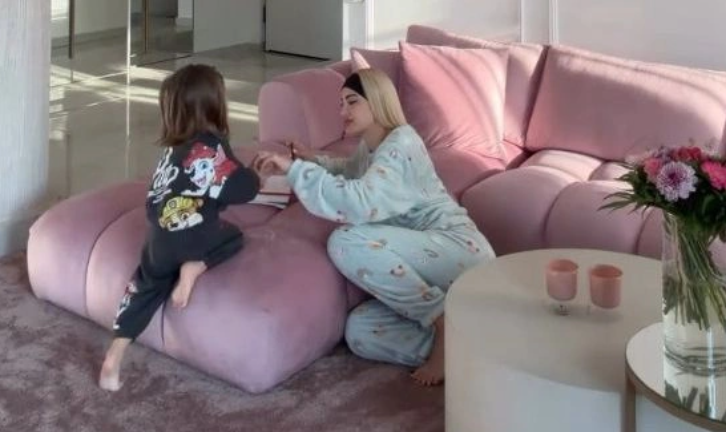 Ο Πάρης Αλεξάνδρου ξετρελάθηκε! Η Ιωάννα Τούνη τον πήγε πρώτη φορά στο θέατρο