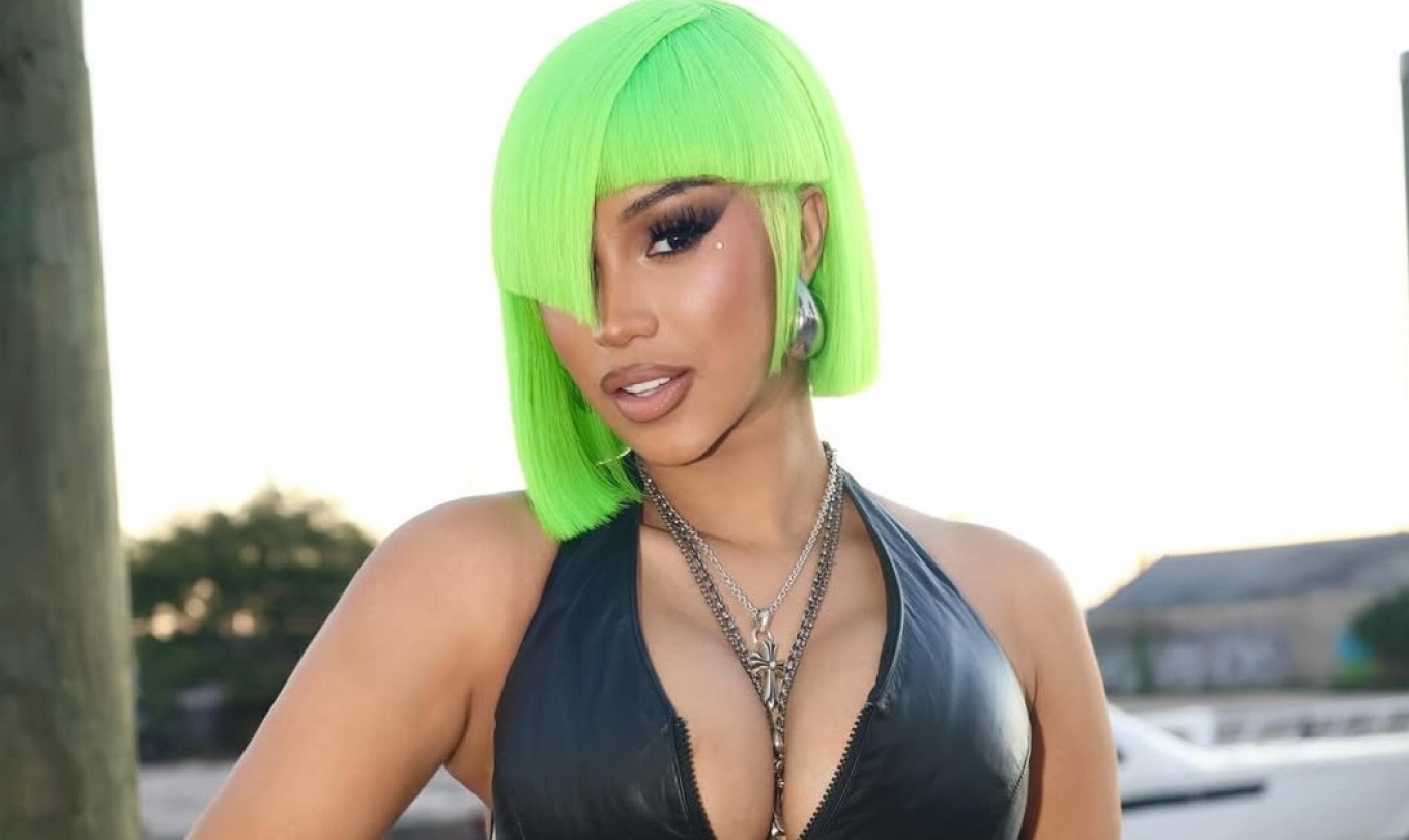 Η Cardi B παρουσίασε με σέξι φωτογράφιση τα νέα piercing της σε… πλάτη και αυχένα