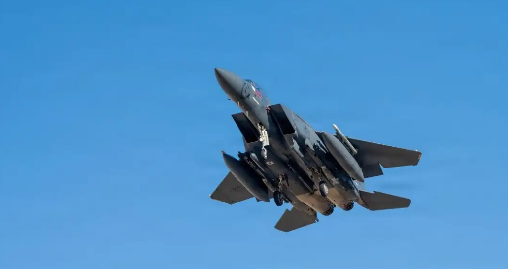 Live: &Delta;&iota;&alpha;&sigma;ώ&theta;&eta;&kappa;&epsilon; &alpha;&pi;ό &Alpha;&mu;&epsilon;&rho;&iota;&kappa;&alpha;&nu;&omicron;ύ&sigmaf; &omicron; &alpha;&gamma;&nu;&omicron;&omicron;ύ&mu;&epsilon;&nu;&omicron;&sigmaf; &pi;&iota;&lambda;ό&tau;&omicron;&sigmaf; &tau;&omicron;&upsilon; F-15 &sigma;&tau;&omicron; &Iota;&rho;ά&nu; &ndash; &laquo;&Tau;&omicron;&nu; έ&chi;&omicron;&upsilon;&mu;&epsilon;&raquo; &tau;&omicron; &mu;ή&nu;&upsilon;&mu;&alpha; &Tau;&rho;&alpha;&mu;&pi;