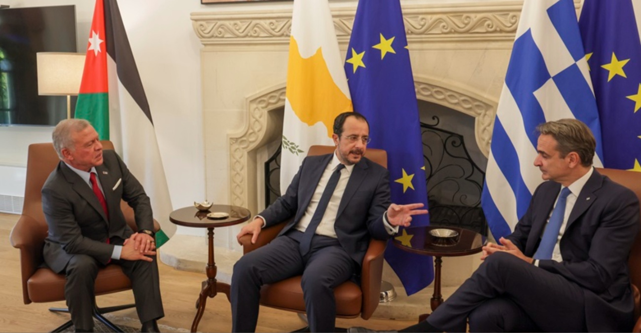 &Tau;&rho;&iota;&mu;&epsilon;&rho;ή&sigmaf; &Kappa;&omicron;&rho;&upsilon;&phi;ή&sigmaf; &sigma;&tau;&omicron; &Alpha;&mu;ά&nu;: &Sigma;&phi;&rho;&alpha;&gamma;ί&zeta;&omicron;&upsilon;&nu; &tau;&eta; &sigma;&tau;&rho;&alpha;&tau;&eta;&gamma;&iota;&kappa;ή &sigma;&upsilon;&nu;&epsilon;&rho;&gamma;&alpha;&sigma;ί&alpha; &Kappa;ύ&pi;&rho;&omicron;&sigmaf;, &Epsilon;&lambda;&lambda;ά&delta;&alpha; &kappa;&alpha;&iota; &Iota;&omicron;&rho;&delta;&alpha;&nu;ί&alpha;