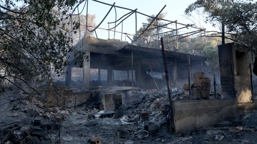 Κάηκαν σπίτια στα Σπάτα, απεγκλωβίστηκαν κάτοικοι