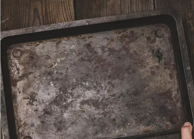 Πώς να κάνετε το παλιό, βρώμικο ταψί σαν καινούργιο – Χωρίς κόπο και επίπονο τρίψιμο