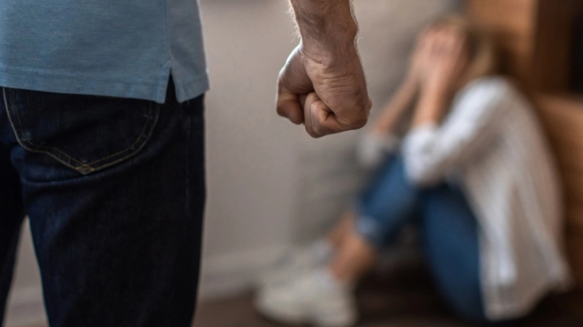 Απίστευτη υπόθεση στην Κρήτη: Ταξίδεψε από τη Γερμανία για να βρει την πρώην του και την ξυλοκόπησε