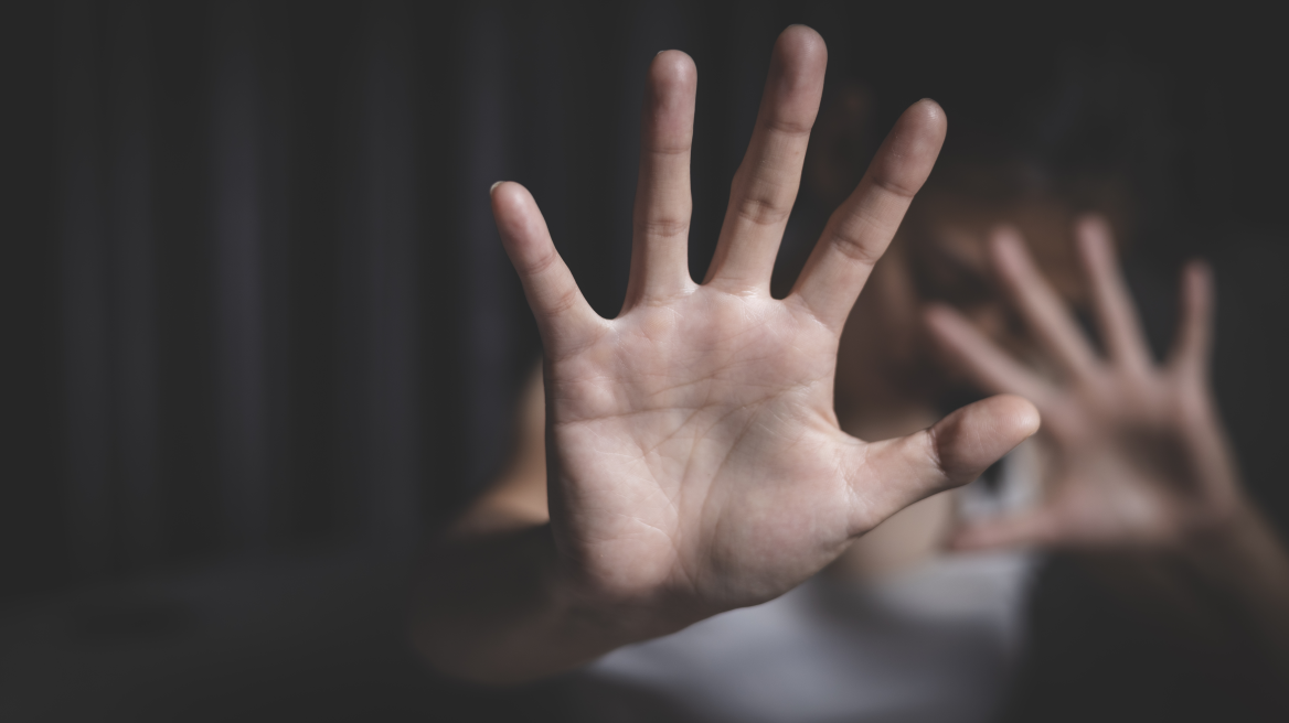 &Mu;&eta;&tau;έ&rho;&alpha; &sigma;&tau;&eta;&nu; &Kappa;&upsilon;&psi;έ&lambda;&eta; &kappa;&alpha;&tau;ή&gamma;&gamma;&epsilon;&iota;&lambda;&epsilon; &sigma;&epsilon;&xi;&omicron;&upsilon;&alpha;&lambda;&iota;&kappa;ή &kappa;&alpha;&kappa;&omicron;&pi;&omicron;ί&eta;&sigma;&eta; &tau;&eta;&sigmaf; 25&chi;&rho;&omicron;&nu;&eta;&sigmaf; &Alpha;&mu;&epsilon;&Alpha; &kappa;ό&rho;&eta; &tau;&eta;&sigmaf; &alpha;&pi;ό ά&nu;&delta;&rho;&alpha; &pi;&omicron;&upsilon; &tau;&eta; &beta;&omicron;&eta;&theta;&omicron;ύ&sigma;&epsilon; &sigma;&tau;&alpha; &psi;ώ&nu;&iota;&alpha;