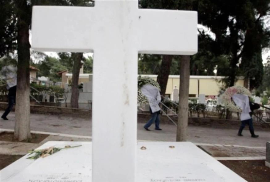 Άφησαν στο Ηράκλειο τον νεκρό χωρίς τάφο – Εξαφανίστηκαν οι υπεύθυνοι του νεκροταφείου Άφησαν στο Ηράκλειο τον νεκρό χωρίς τάφο – Εξαφανίστηκαν οι υπεύθυνοι του νεκροταφείου