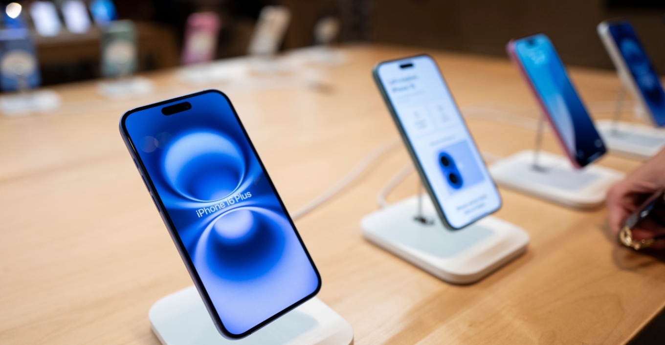 Apple: Μετέφερε αεροπορικά 600 τόνους iPhone από την Ινδία για να προλάβει τους δασμούς του Ντόναλντ Τραμπ